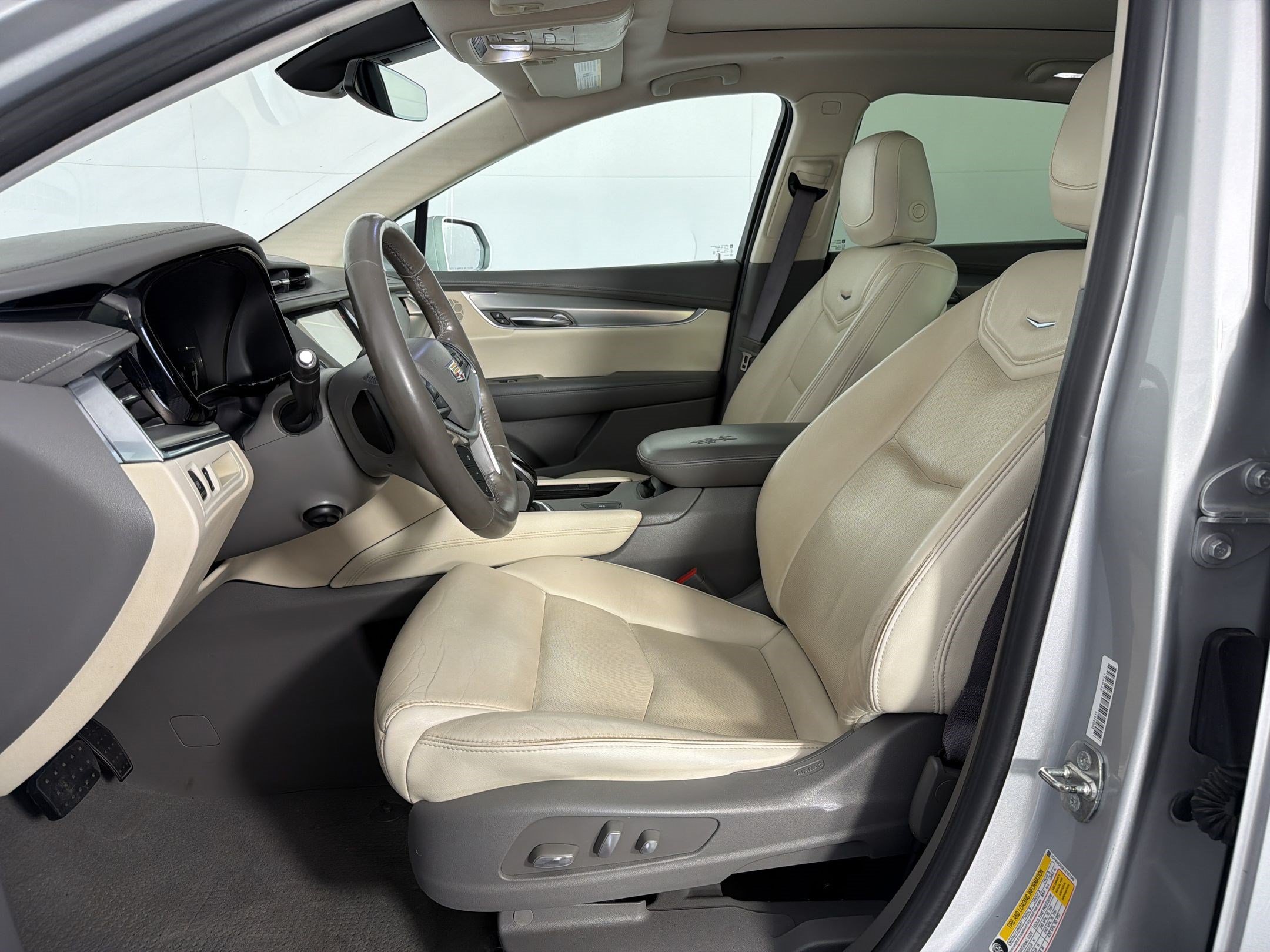 Used 2018 Cadillac XT5 Luxury w/ Driver Awareness Package FWD image 5