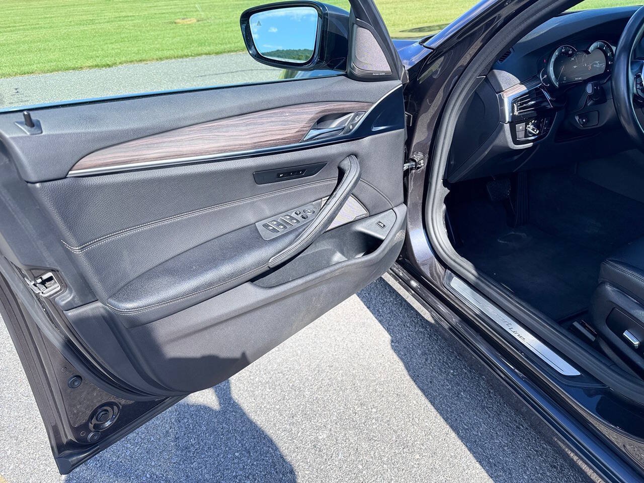 Used 2017 BMW 540i xDrive AWD/4WD image 8