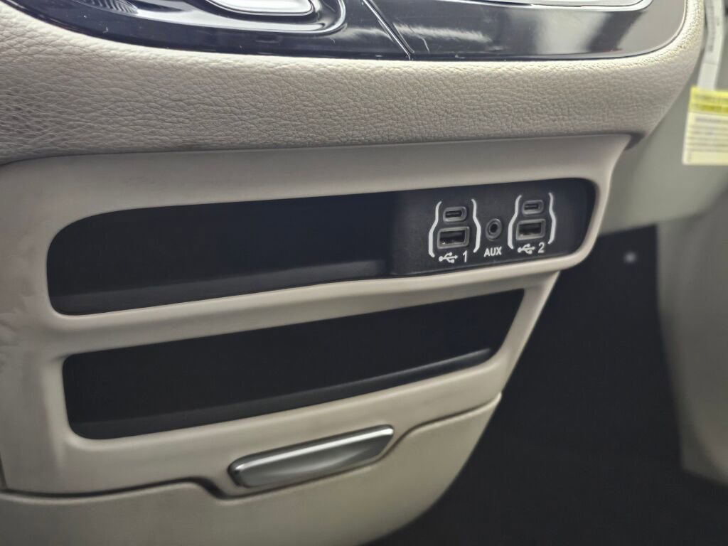 Used 2023 Chrysler Pacifica Touring-L image 30