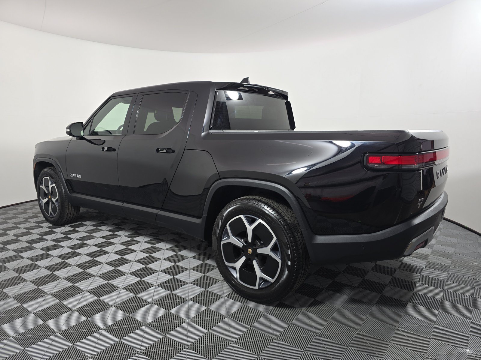 Used 2024 Rivian R1T Adventure AWD/4WD image 3