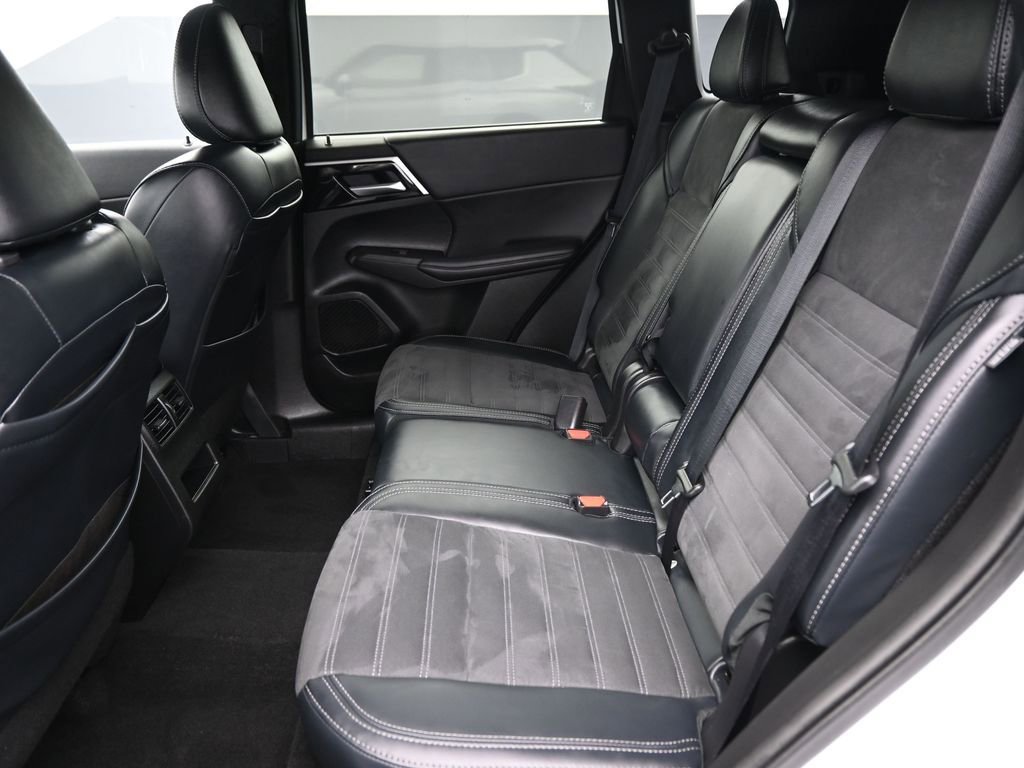 Used 2024 Mitsubishi Outlander SE image 10