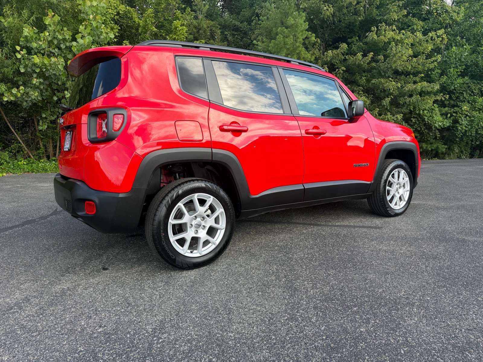 Used 2023 Jeep Renegade Latitude w/ Sun/Sound Group AWD/4WD image 16