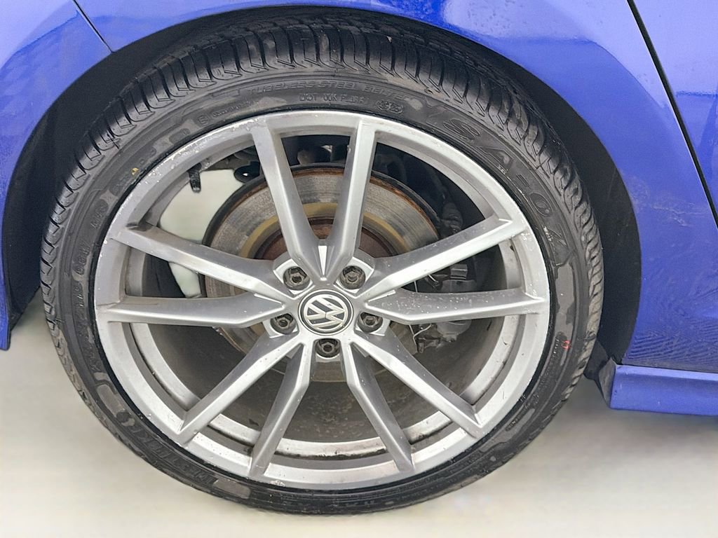Used 2017 Volkswagen Golf R 4-Door image 31