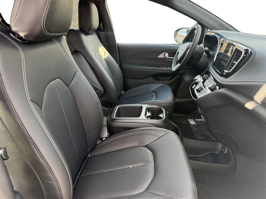 New 2026 Chrysler Pacifica Select image 15