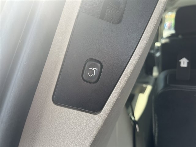 Used 2014 Chrysler Town & Country Touring FWD image 15