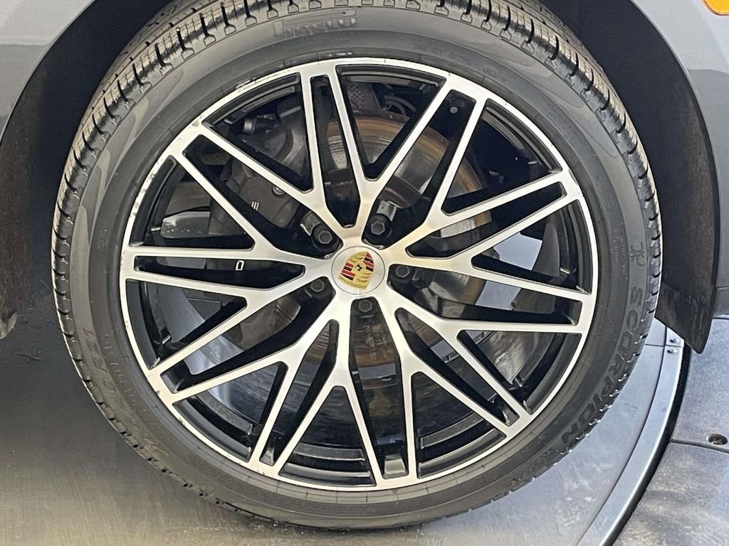 Certified 2025 Porsche Macan image 14