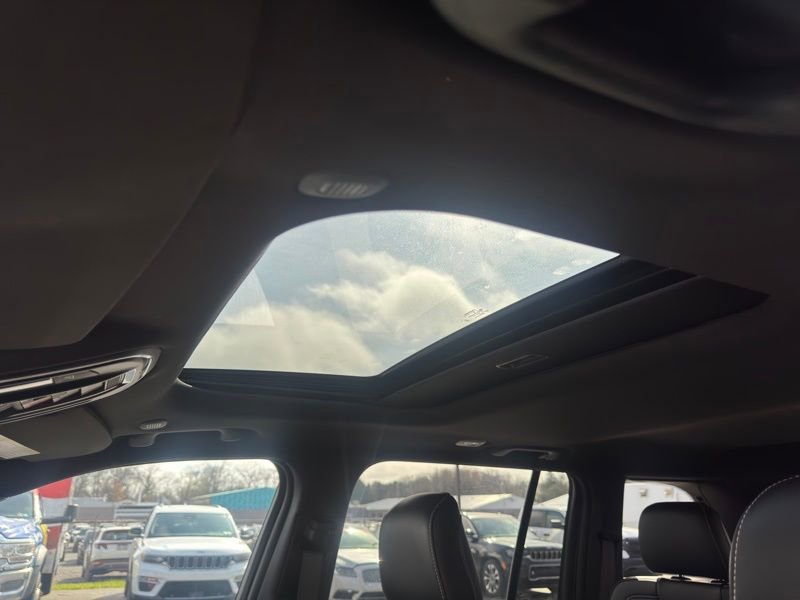 Used 2025 Jeep Grand Cherokee Altitude image 31