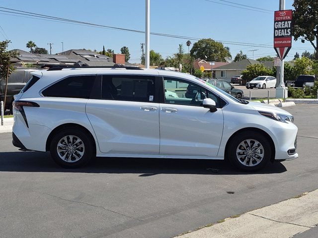 Used 2026 Toyota Sienna XLE FWD image 4