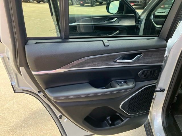 Certified 2023 Jeep Grand Cherokee Limited w/ Luxury Tech Group II AWD/4WD image 23