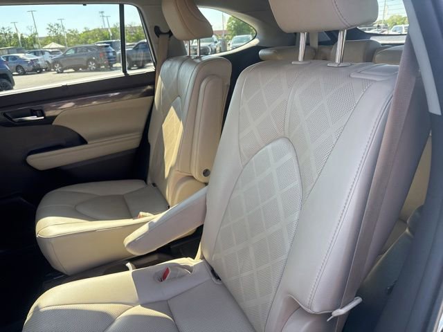 Used 2020 Toyota Highlander Platinum FWD image 23