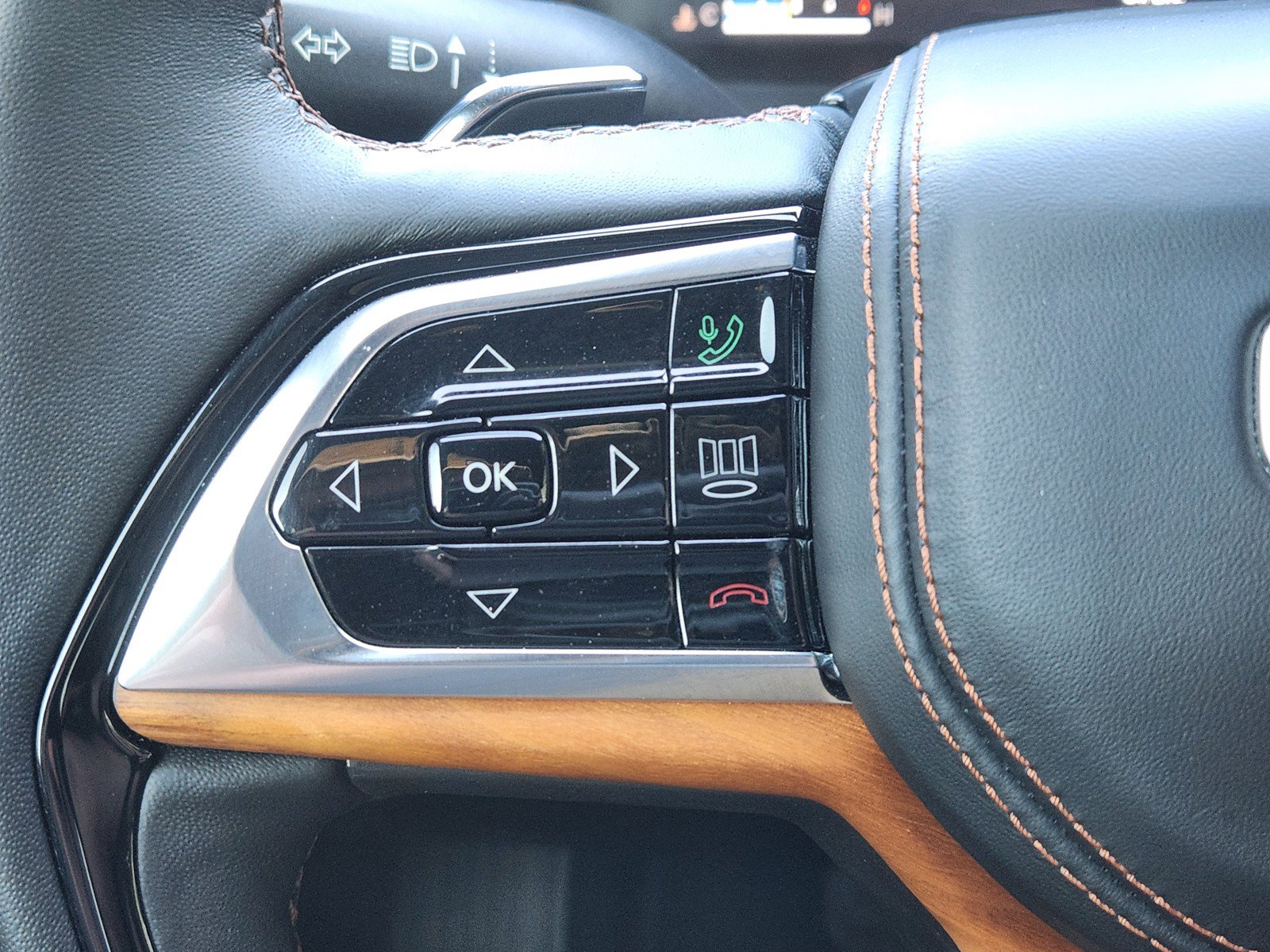 Used 2024 Jeep Grand Cherokee Summit AWD/4WD image 23