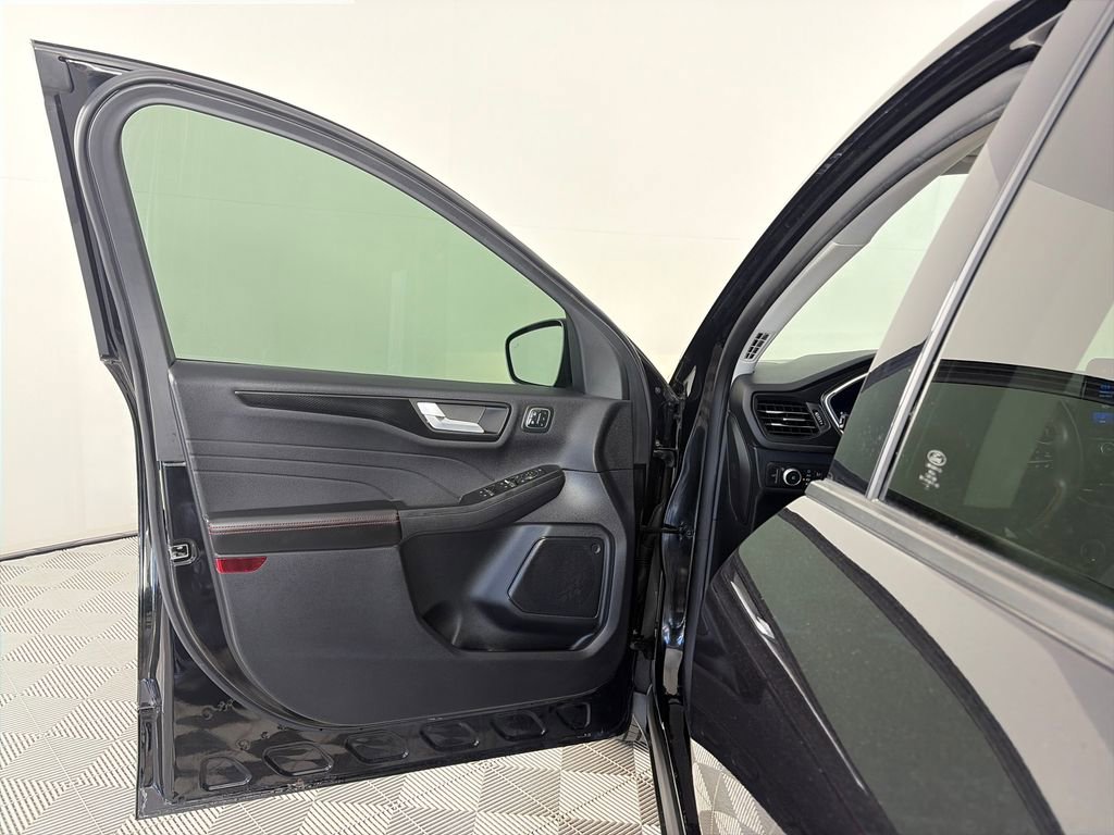 Certified 2022 Ford Escape SEL w/ SEL Stealth AWD Package image 10