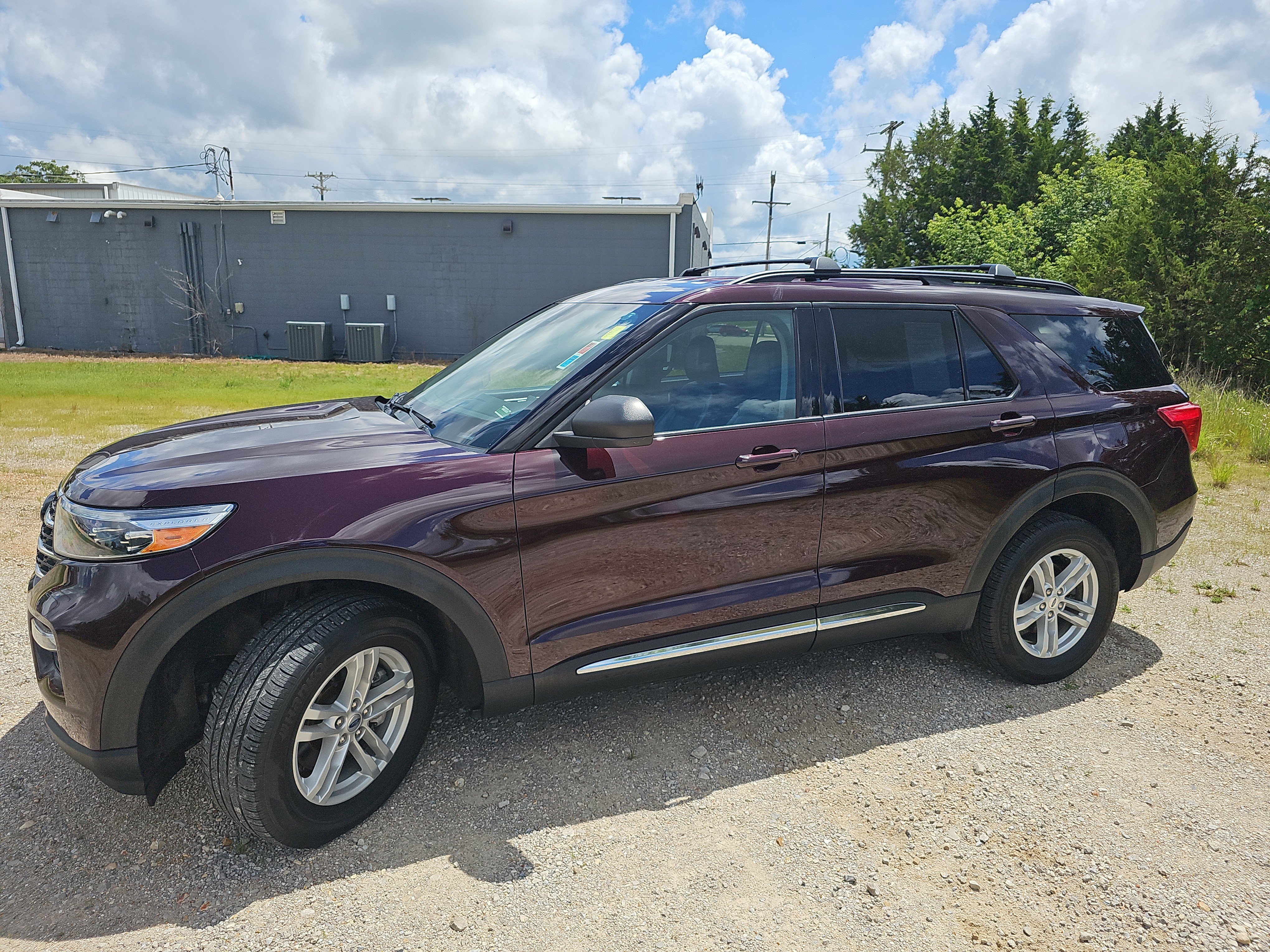 Used 2022 Ford Explorer XLT w/ Equipment Group 202A AWD/4WD image 8