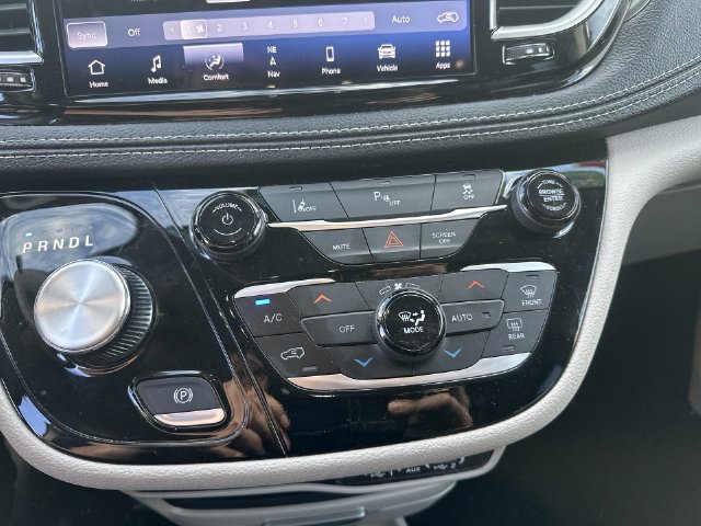Used 2024 Chrysler Pacifica Limited FWD image 18