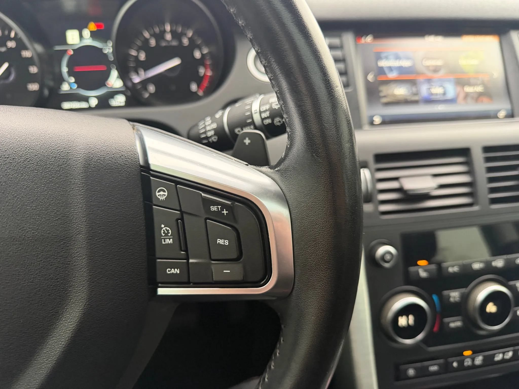 Used 2018 Land Rover Discovery Sport HSE AWD/4WD image 24
