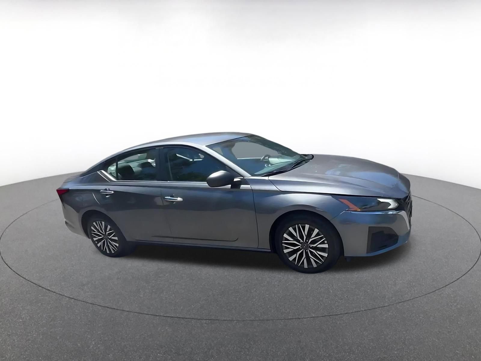 Used 2025 Nissan Altima 2.5 SV FWD image 2