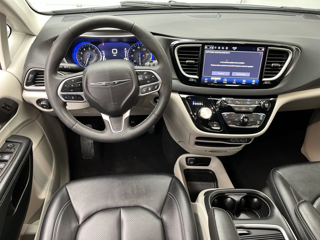Used 2024 Chrysler Pacifica Touring-L FWD image 13