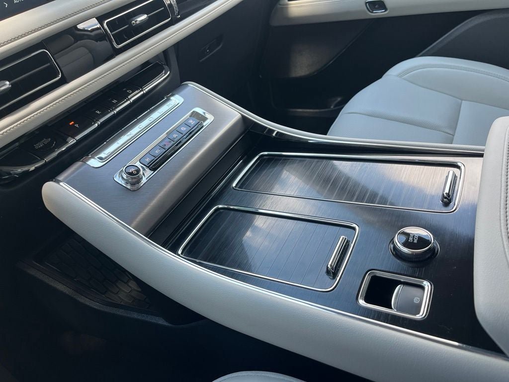 Used 2026 Lincoln Aviator AWD image 34