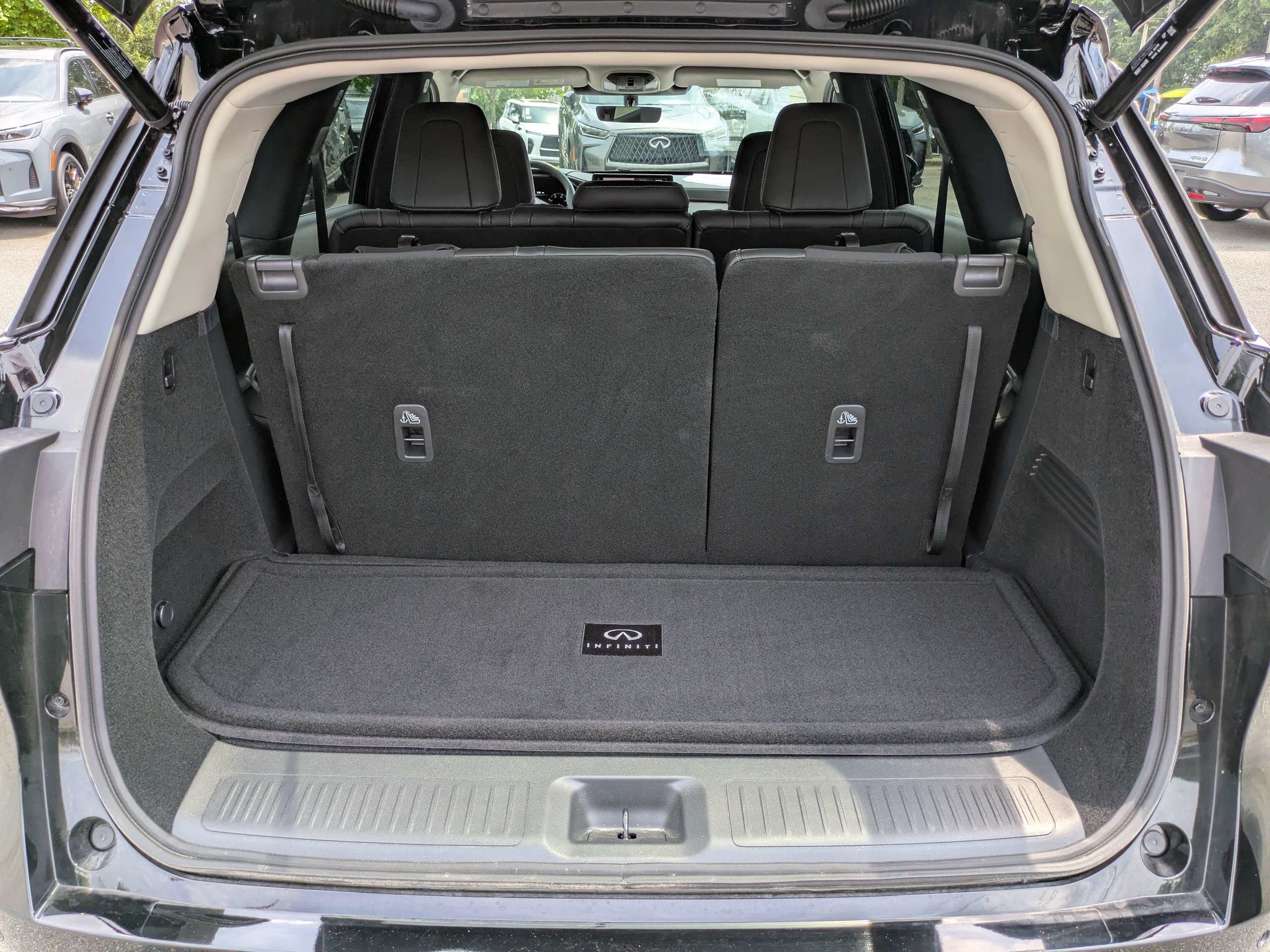 Used 2026 INFINITI QX60 Pure w/ Cargo Package FWD image 13