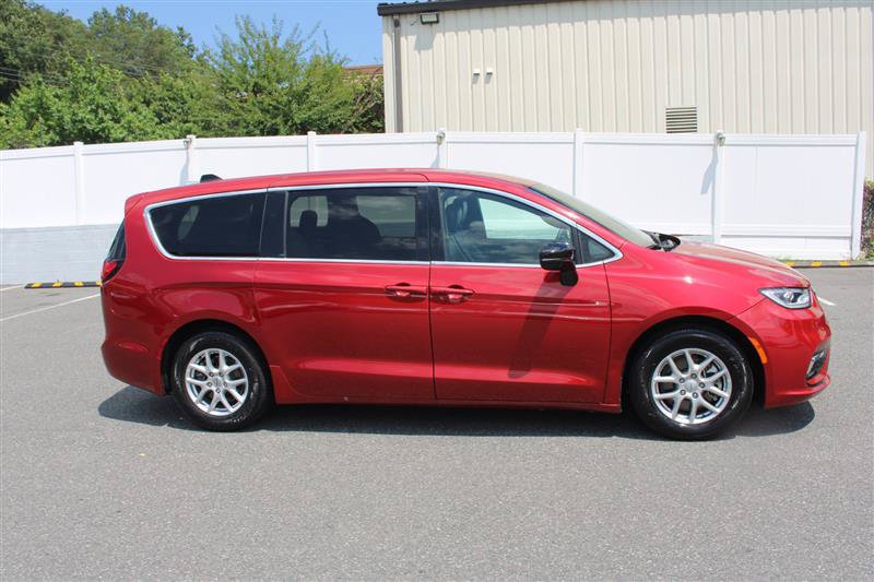 Used 2025 Chrysler Pacifica Select FWD image 9