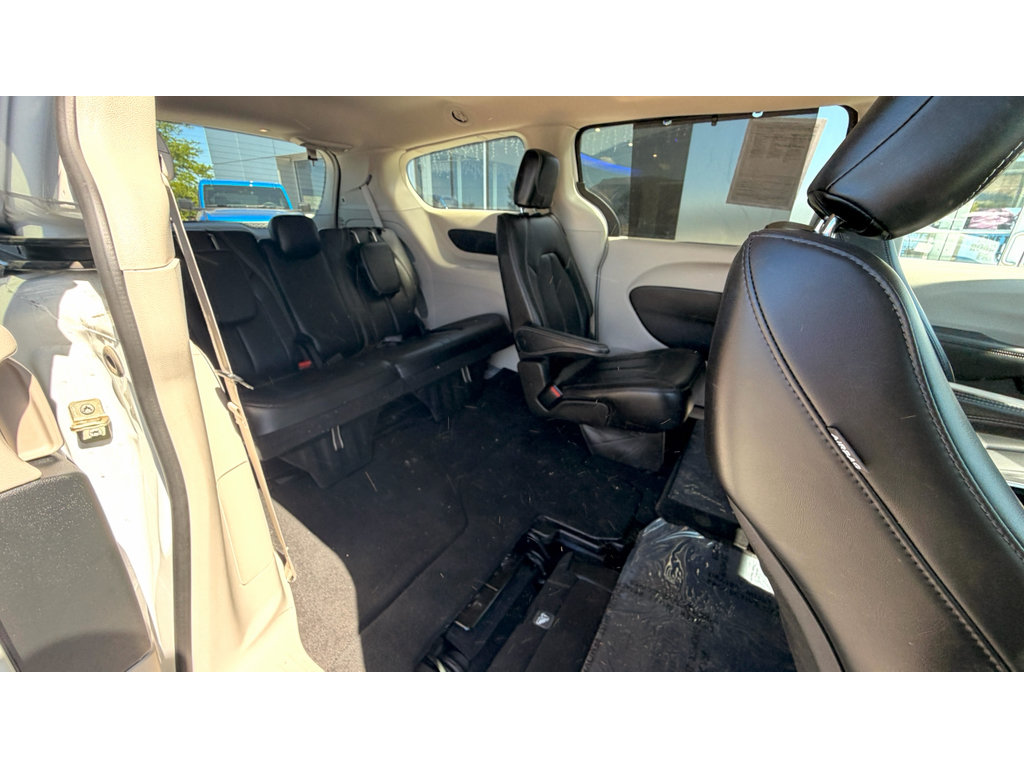 Used 2023 Chrysler Pacifica Touring-L FWD image 11