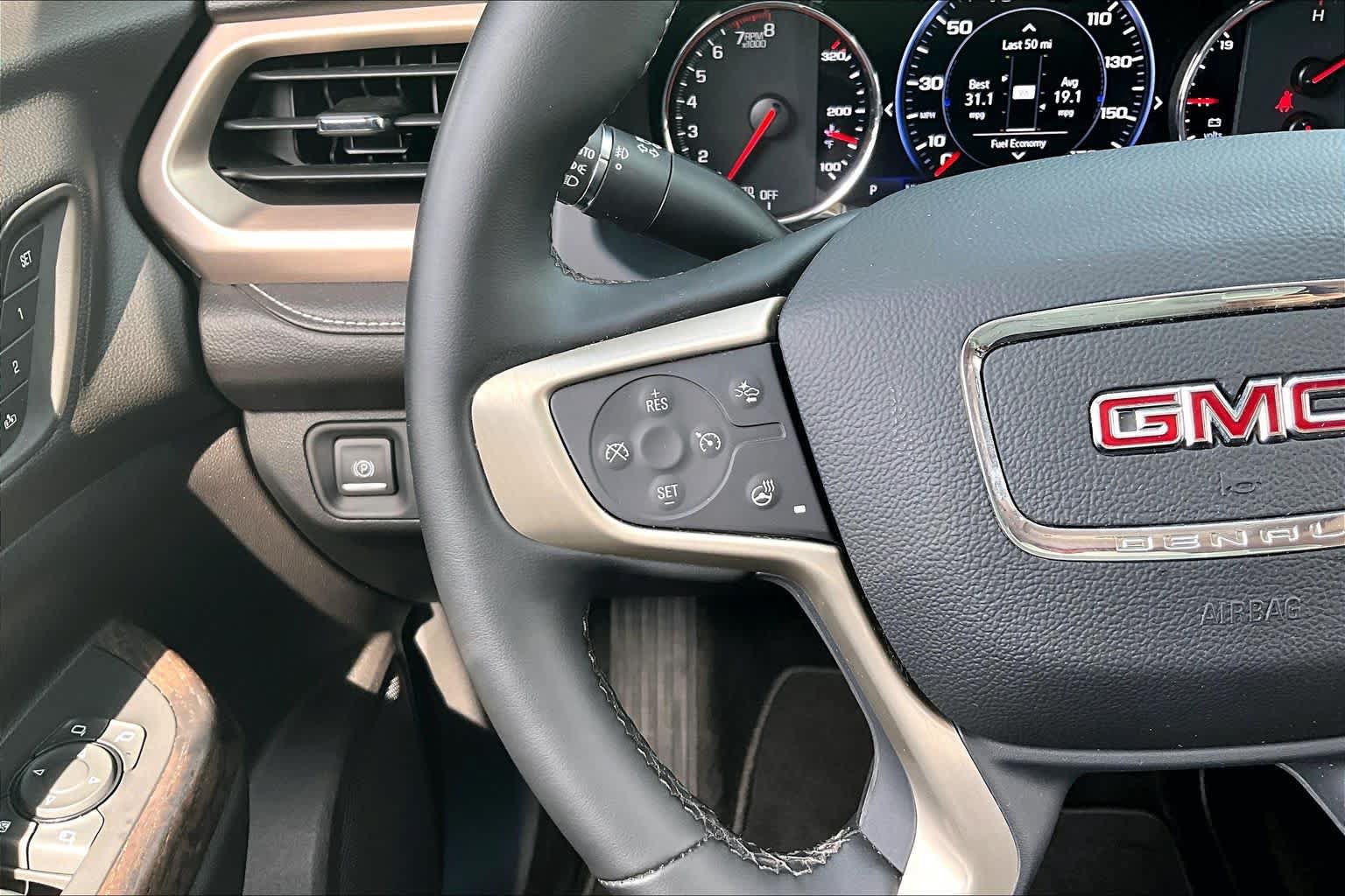 Used 2023 GMC Acadia Denali w/ Denali Ultimate Package FWD image 22