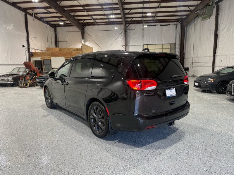 Used 2019 Chrysler Pacifica Limited FWD image 3