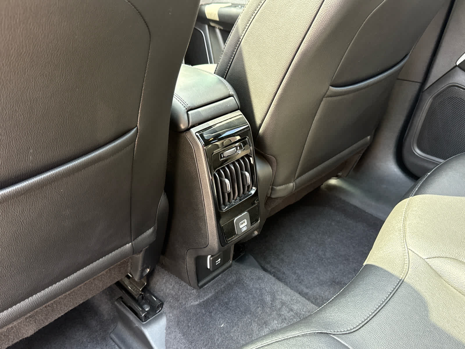 Used 2024 Jeep Compass Latitude w/ Sun and Sound Group AWD/4WD image 28