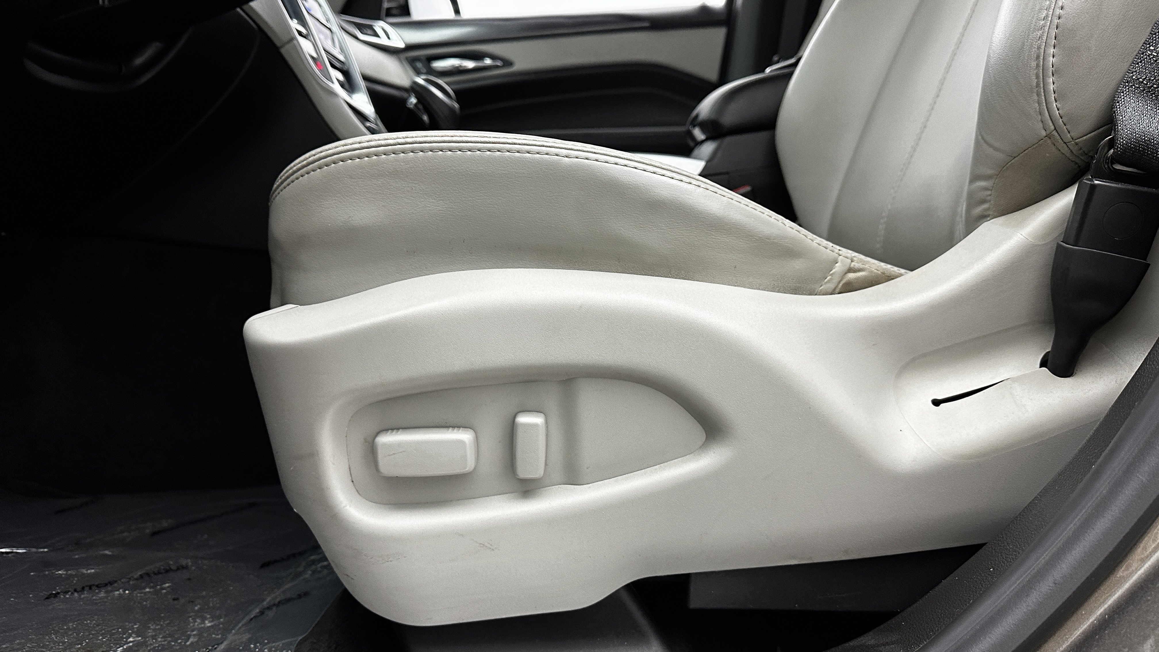Used 2014 Cadillac SRX FWD image 12