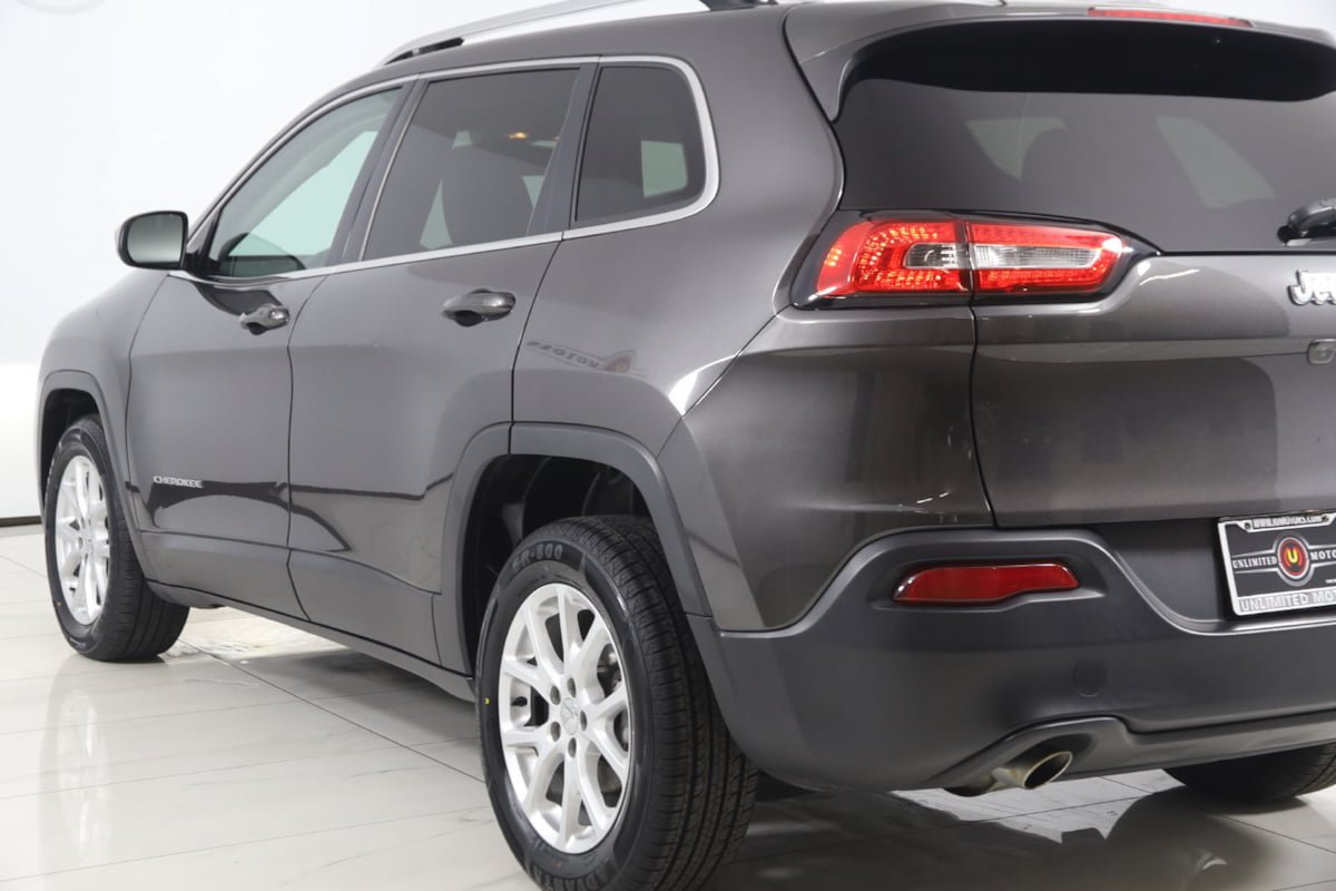 Used 2018 Jeep Cherokee Latitude Plus w/ Cold Weather Group FWD image 21