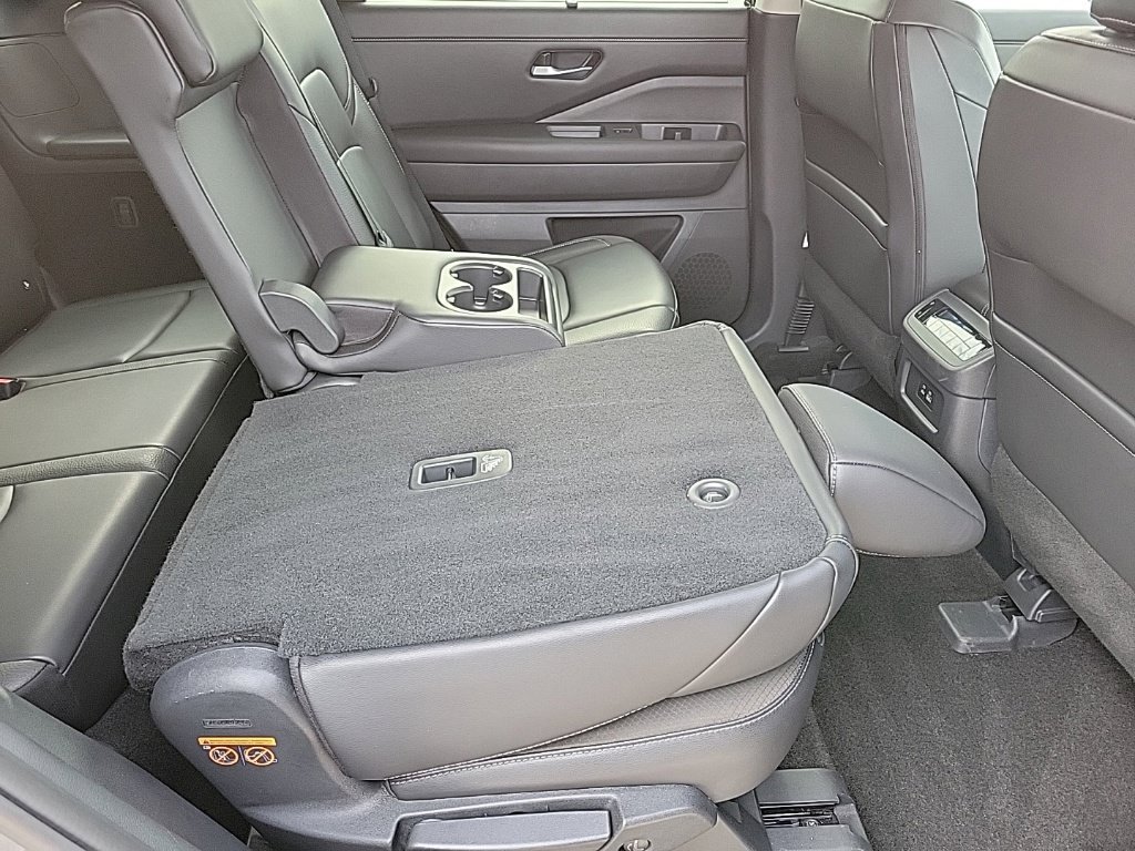 Used 2025 Nissan Pathfinder SL AWD/4WD image 17