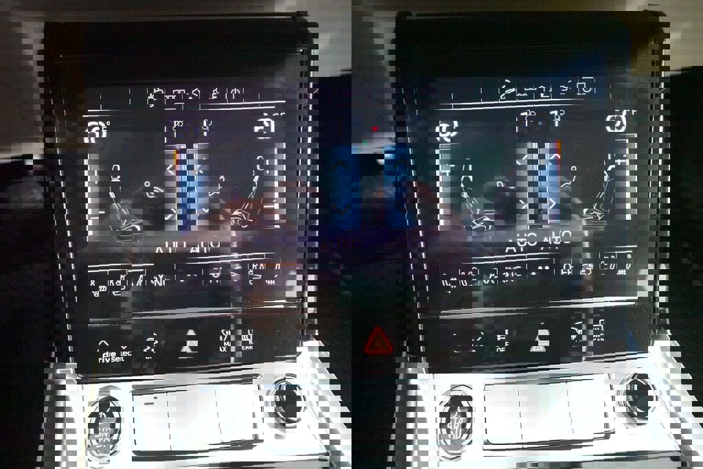 Used 2024 Audi Q8 e-tron Premium Plus w/ Premium Plus Package image 17