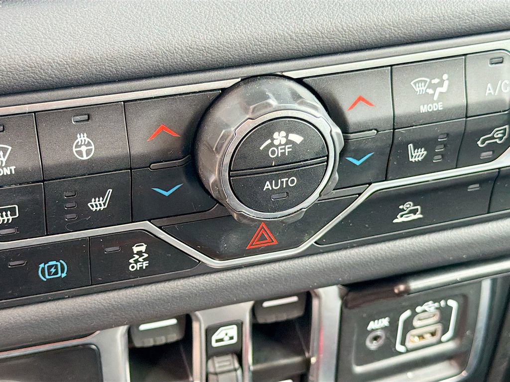 Used 2025 Jeep Wrangler Unlimited Sahara image 22