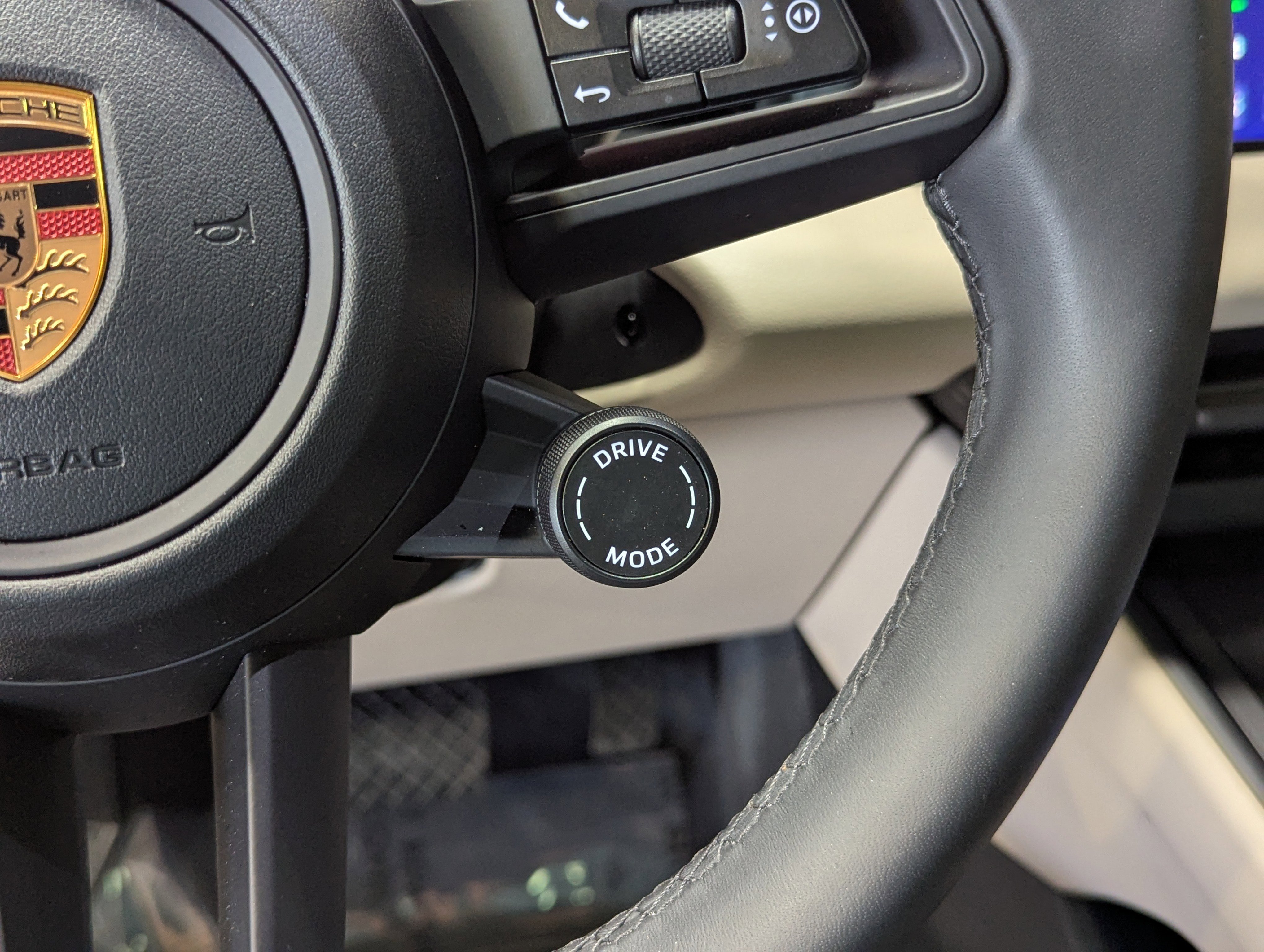 Certified 2025 Porsche Macan 4 Electric image 39