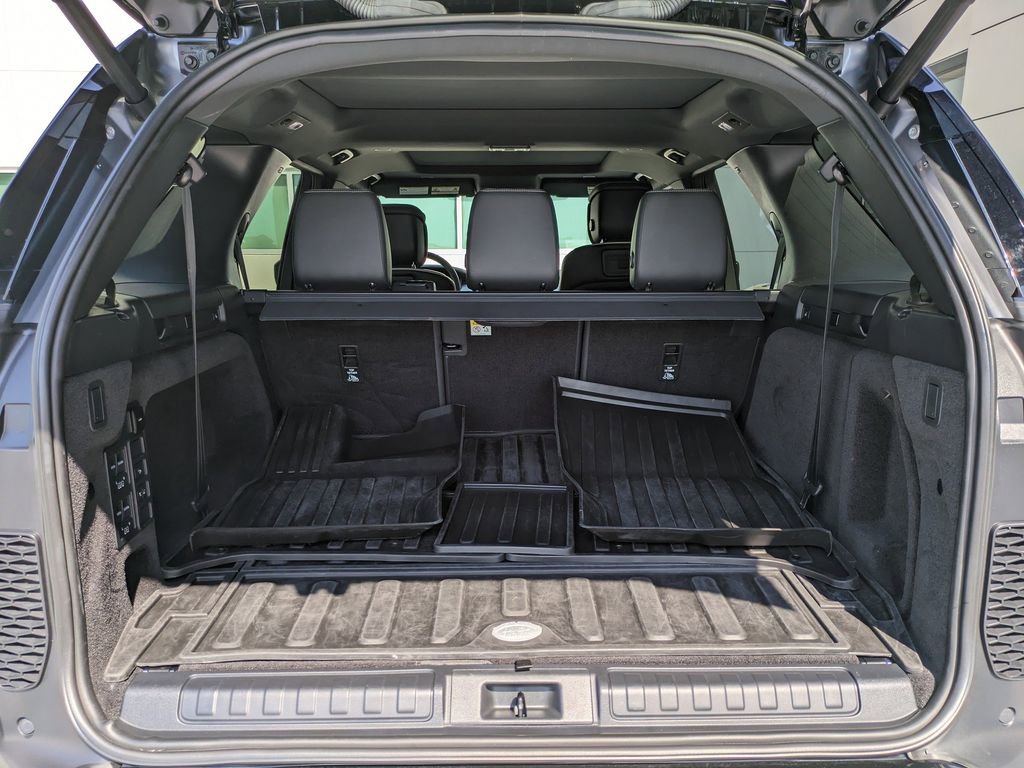 Used 2024 Land Rover Discovery Dynamic SE image 14