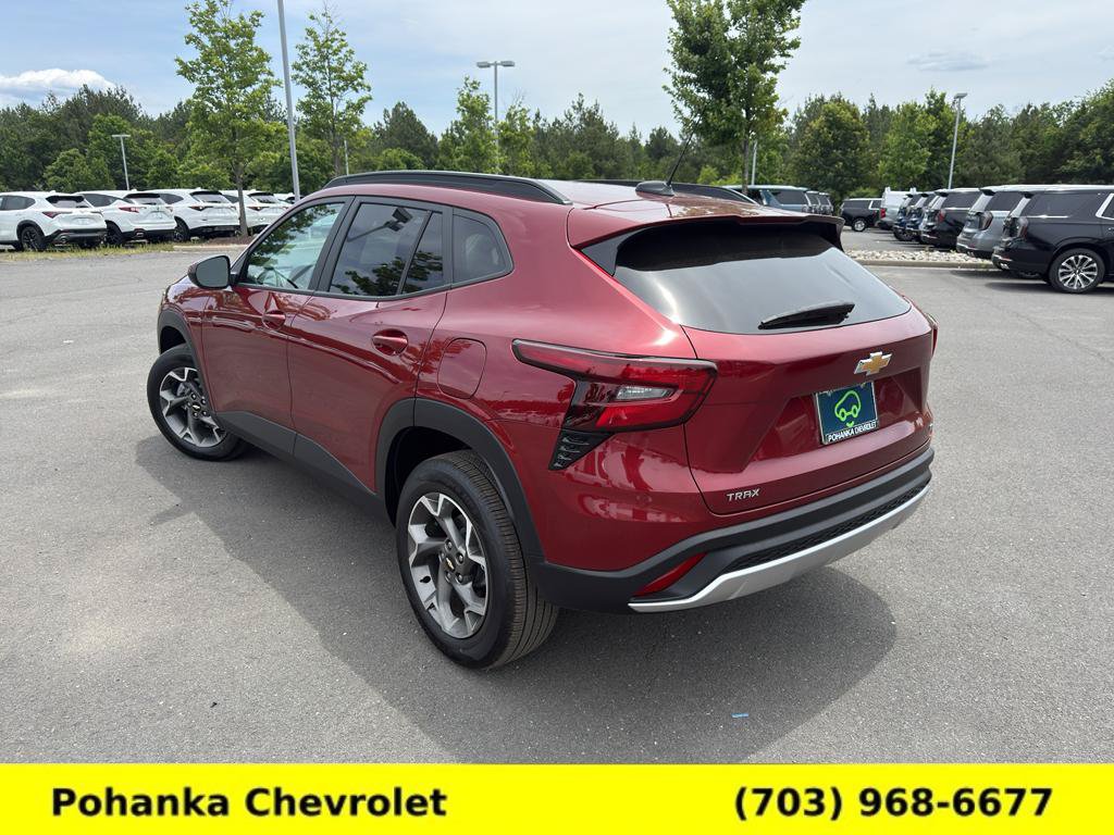 Used 2025 Chevrolet Trax LT FWD image 5