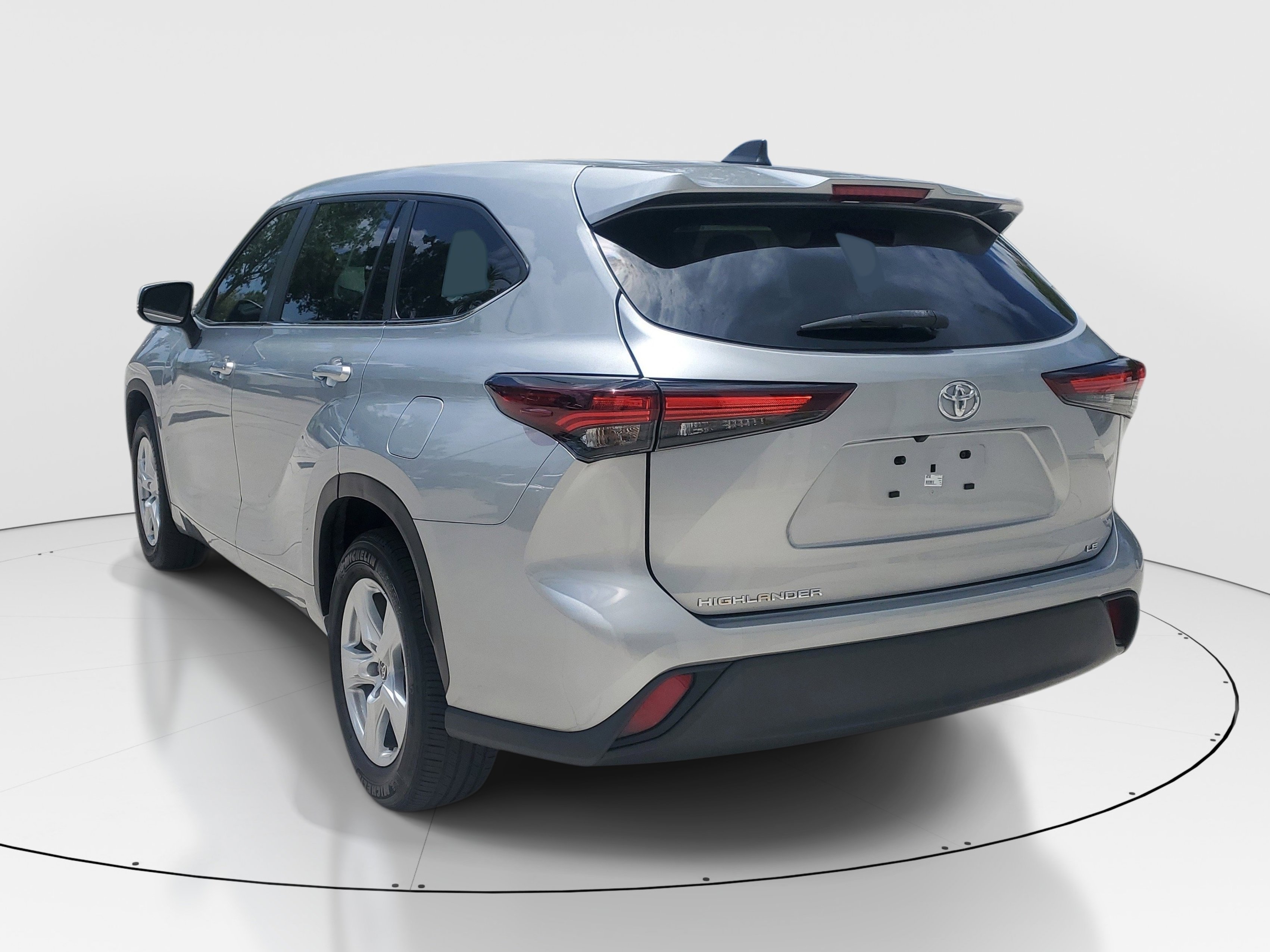 Certified 2024 Toyota Highlander LE FWD image 5