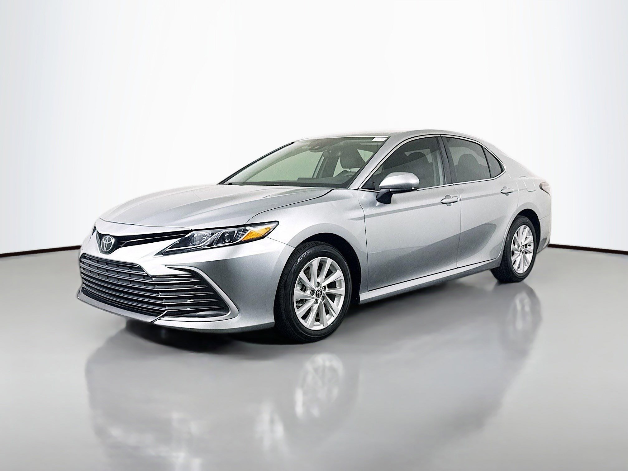Used 2024 Toyota Camry LE image 4