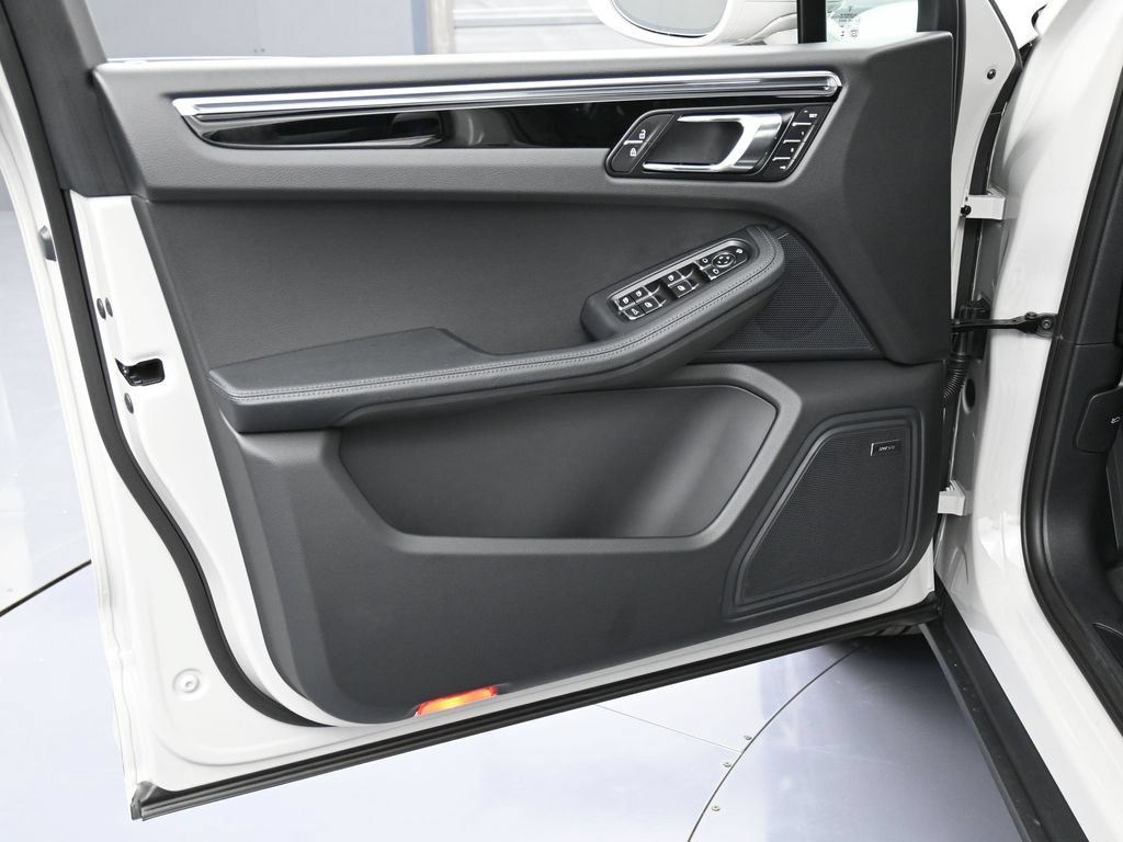 Certified 2026 Porsche Macan AWD/4WD image 15