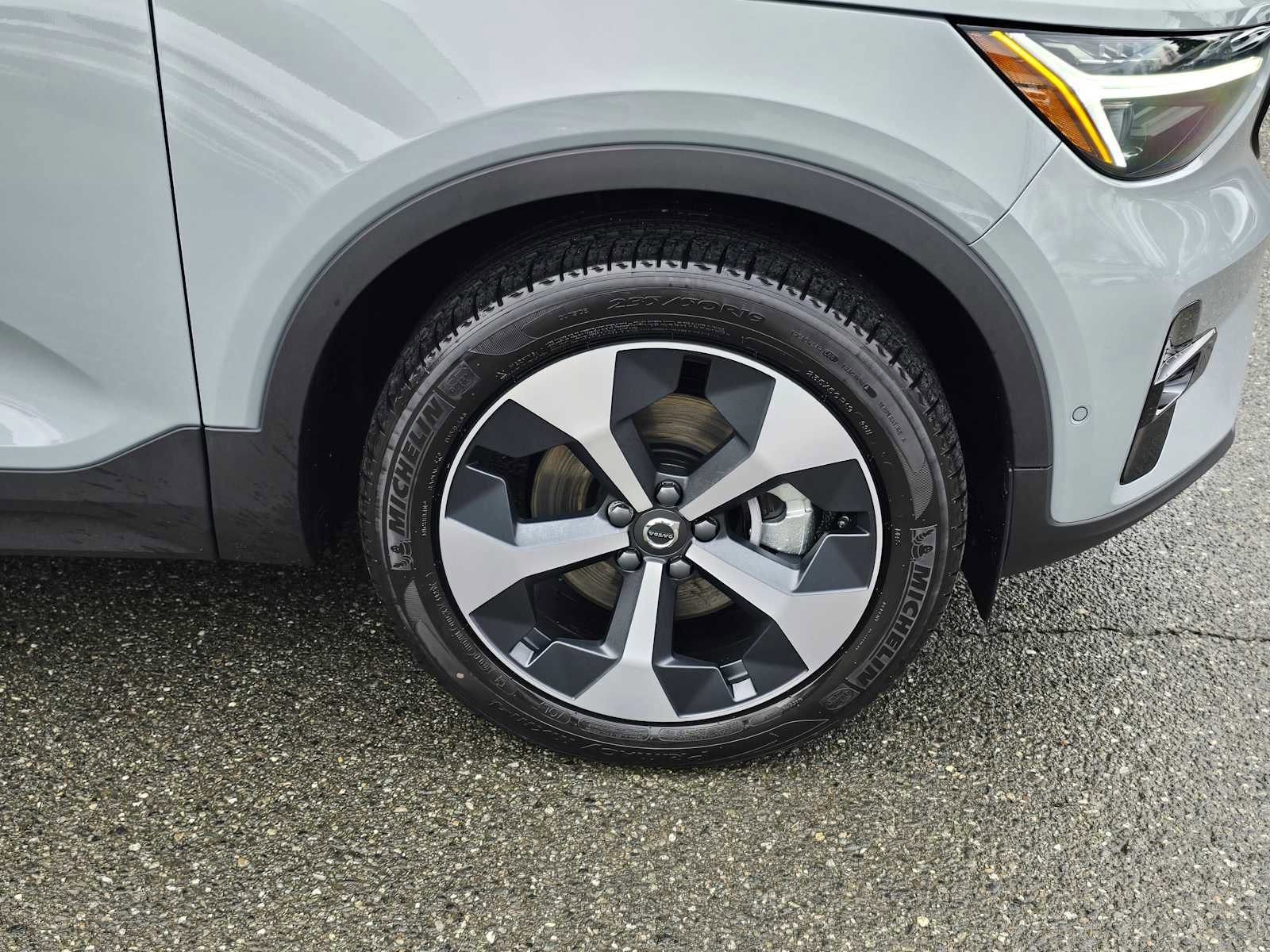 New 2026 Volvo XC40 B5 Plus w/ Protection Package Premier image 9