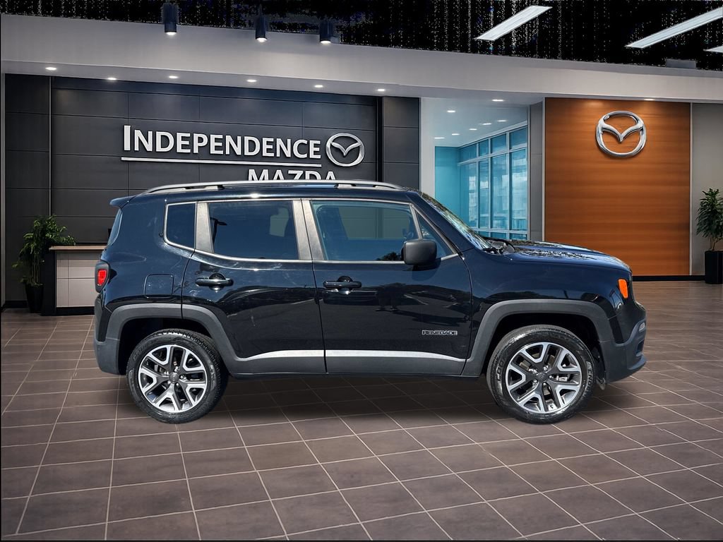 Used 2017 Jeep Renegade Latitude AWD/4WD image 2