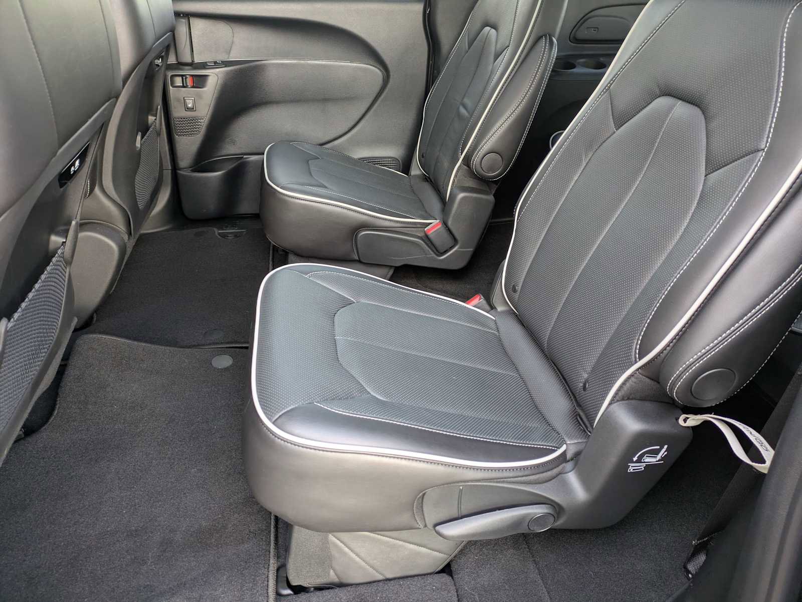 Used 2026 Chrysler Pacifica Limited w/ S Appearance Package image 15