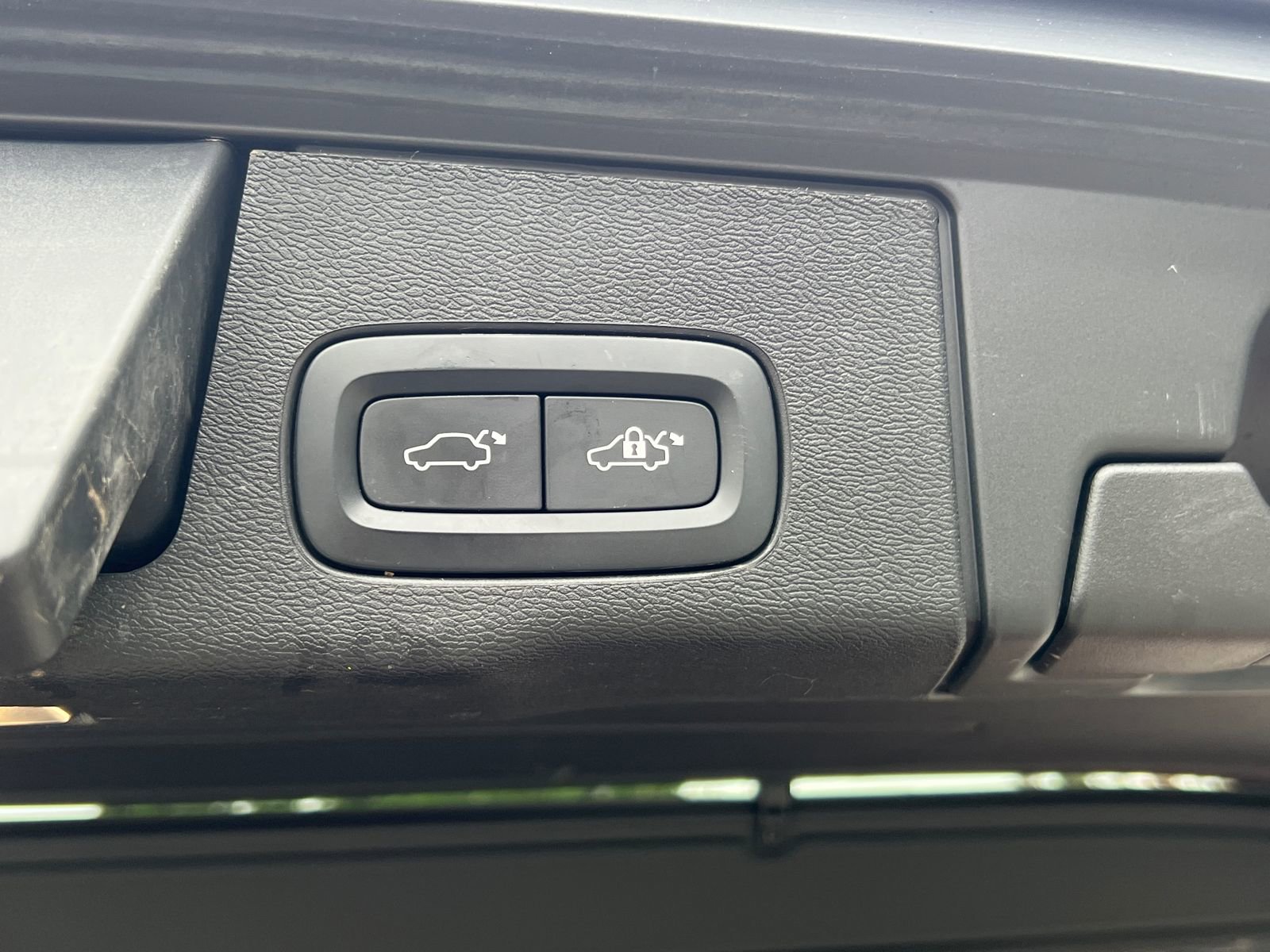 Used 2023 Volvo XC60 T8 Plus image 19