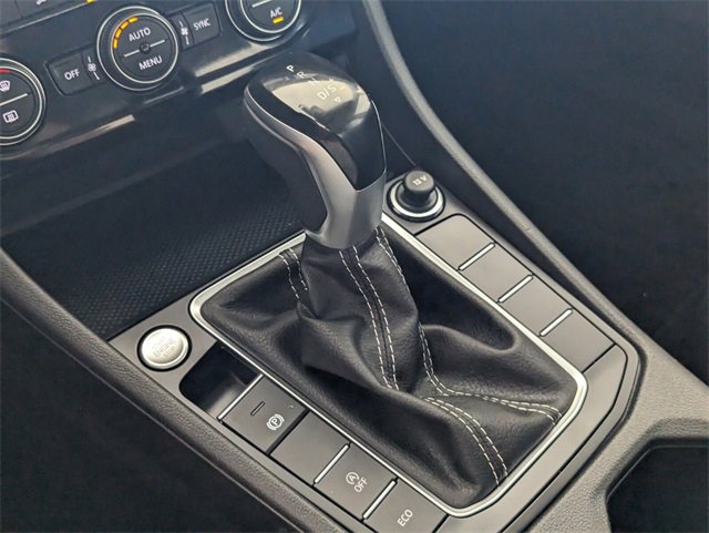 Certified 2022 Volkswagen Jetta SE w/ Panoramic Sunroof Package image 24