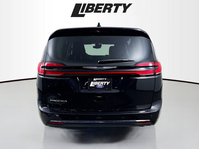 Used 2023 Chrysler Pacifica Touring-L image 6