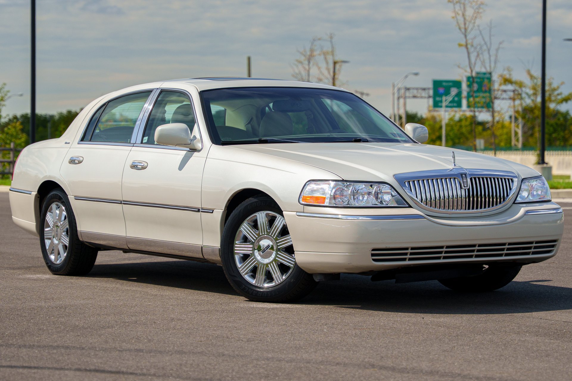 Used 2004 Lincoln Town Car Ultimate RWD image 30