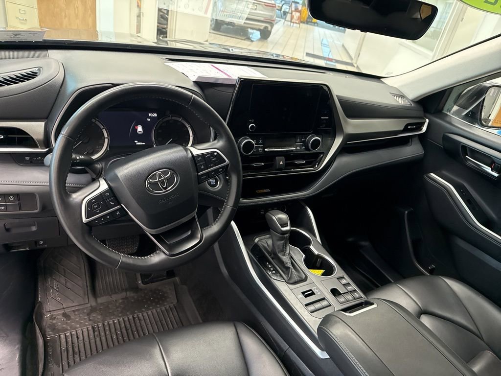 Used 2024 Toyota Highlander XLE AWD/4WD image 6