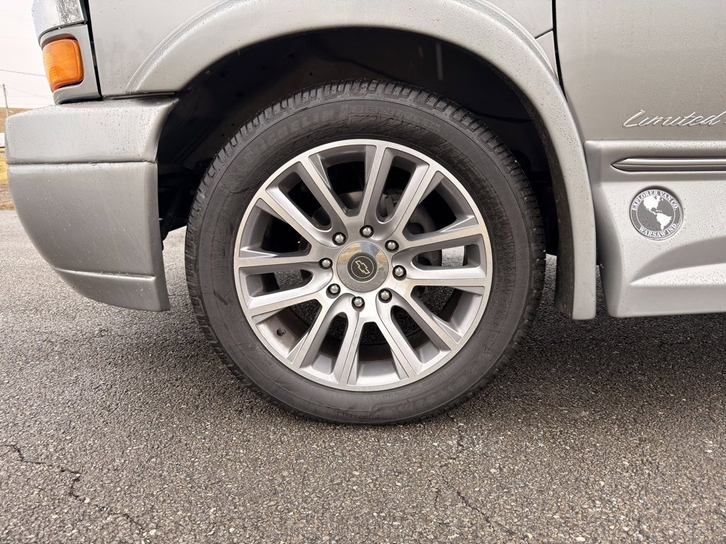 Used 2021 Chevrolet Express 2500 LS w/ Enhanced Convenience Package image 24