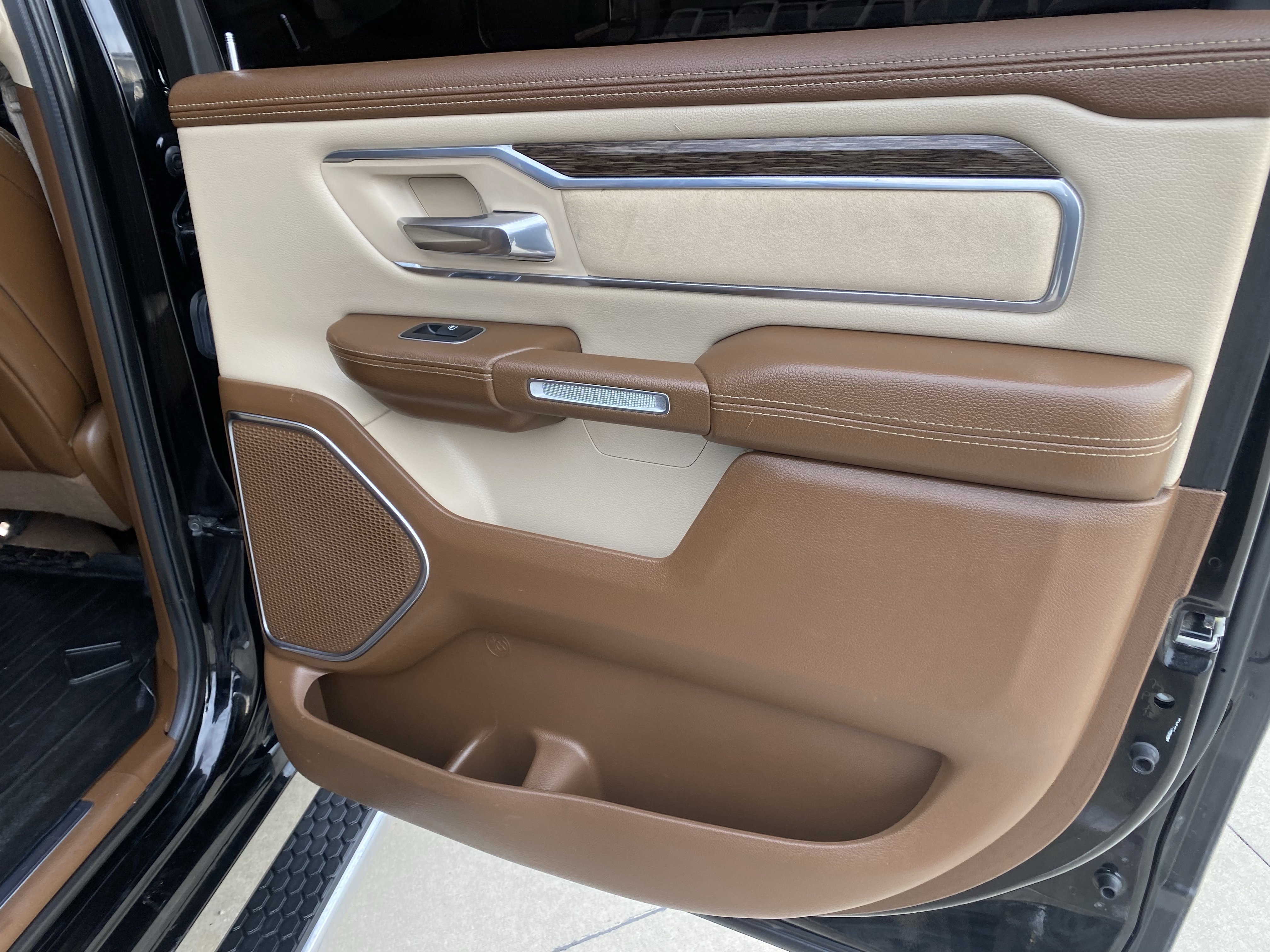 Used 2019 RAM 1500 Laramie image 12