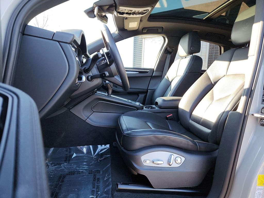 Certified 2025 Porsche Macan image 5